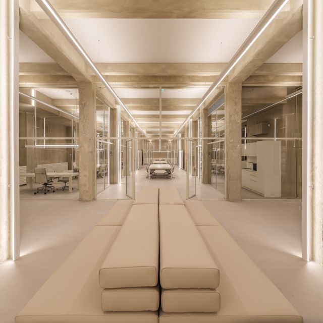 Showroom @1989.studio
Designed by @baciocchiassociati
#fabbriservices #design #luxury #madeinitaly #furniture #architecture #multibrand #showroom #milan #generalcontractor